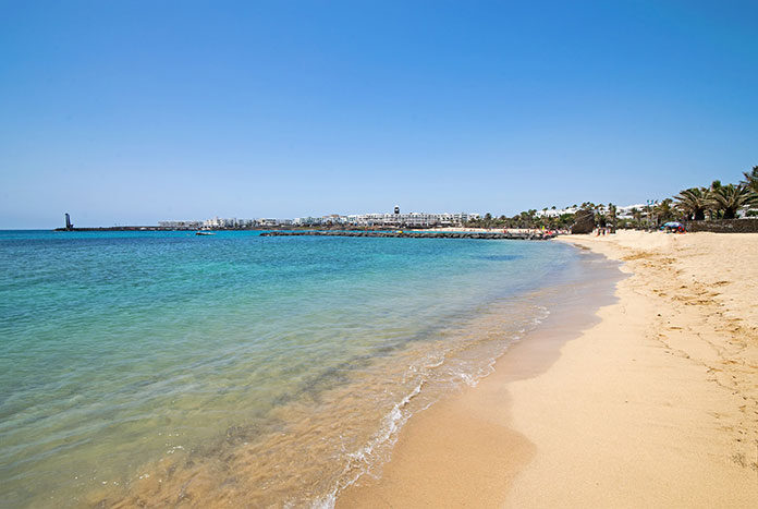 Costa Teguise na wczasy dla miłośników wypoczynku na pięknych plażach