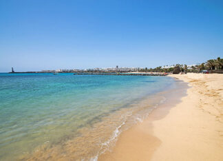 Costa Teguise na wczasy dla miłośników wypoczynku na pięknych plażach