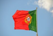 Ile się leci z Warszawy do Portugalii?