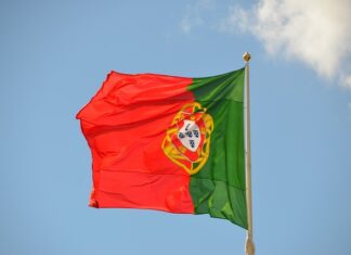 Ile trwa lot z Katowic do Portugalii?
