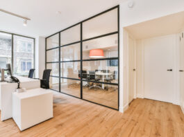 Szkło bezpieczne i hartowane – czym różnią się pojęcia i gdzie stosuje się szkło ESG? Ścianka szklana działowa w biurze